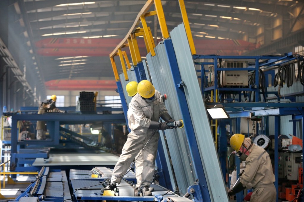 Produção industrial chinesa desacelera e enfraquece expectativa de recuperação do país