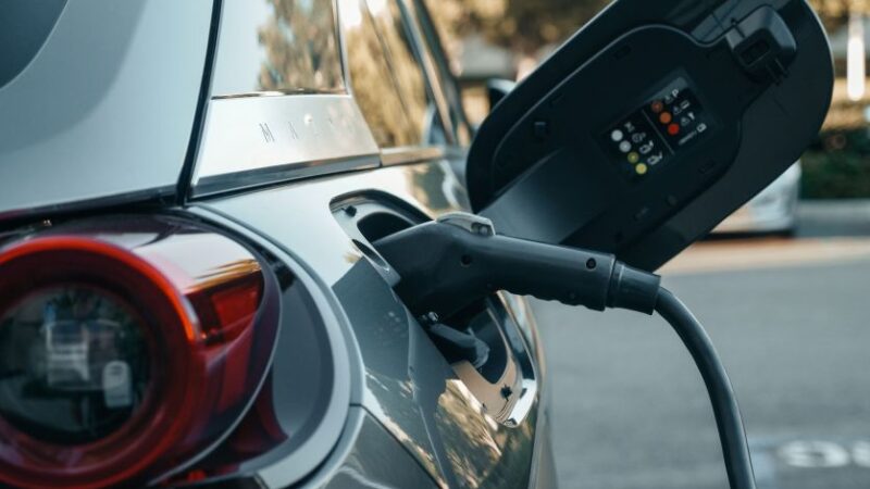 Carros eletrificados serão 50% do total das vendas do mercado em 2030, diz estudo