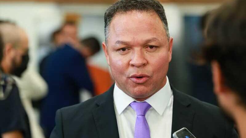 Deputado busca apoio para pré-candidatura à prefeitura com foco em diálogo com a direita