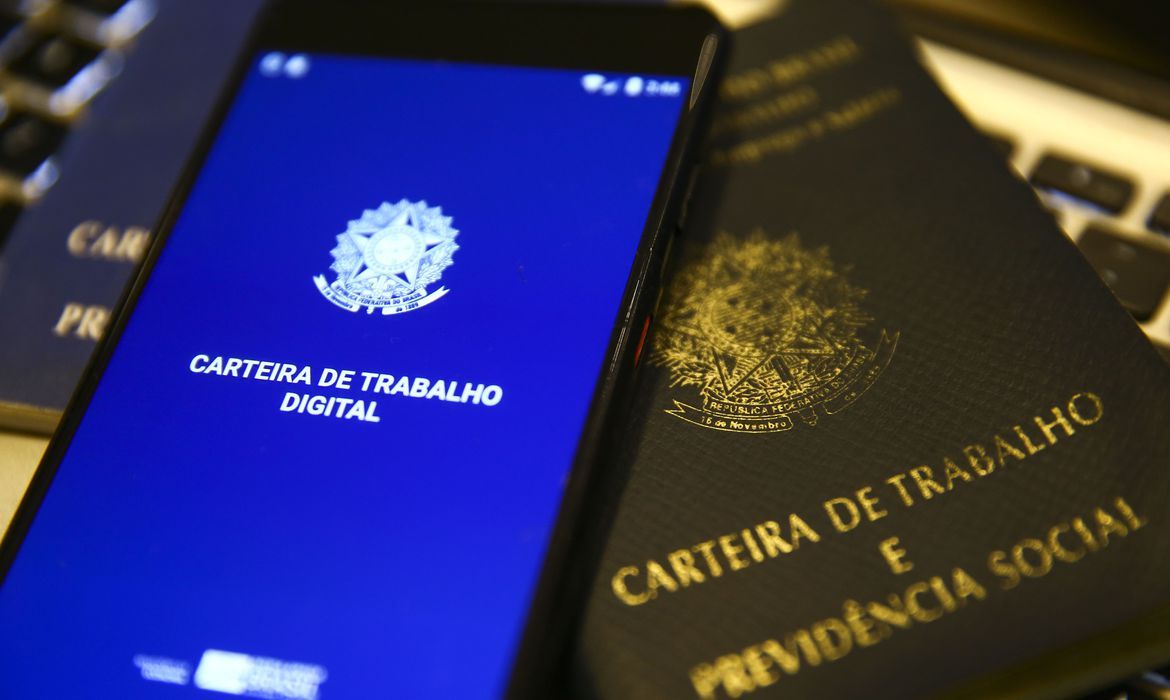 Desemprego cai para 6,9% no trimestre até junho, menor nível para o período desde 2014, diz IBGE