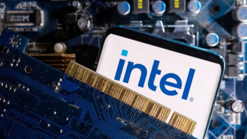 Intel registra queda histórica em meio a cortes de gastos e dificuldades com tendência de IA