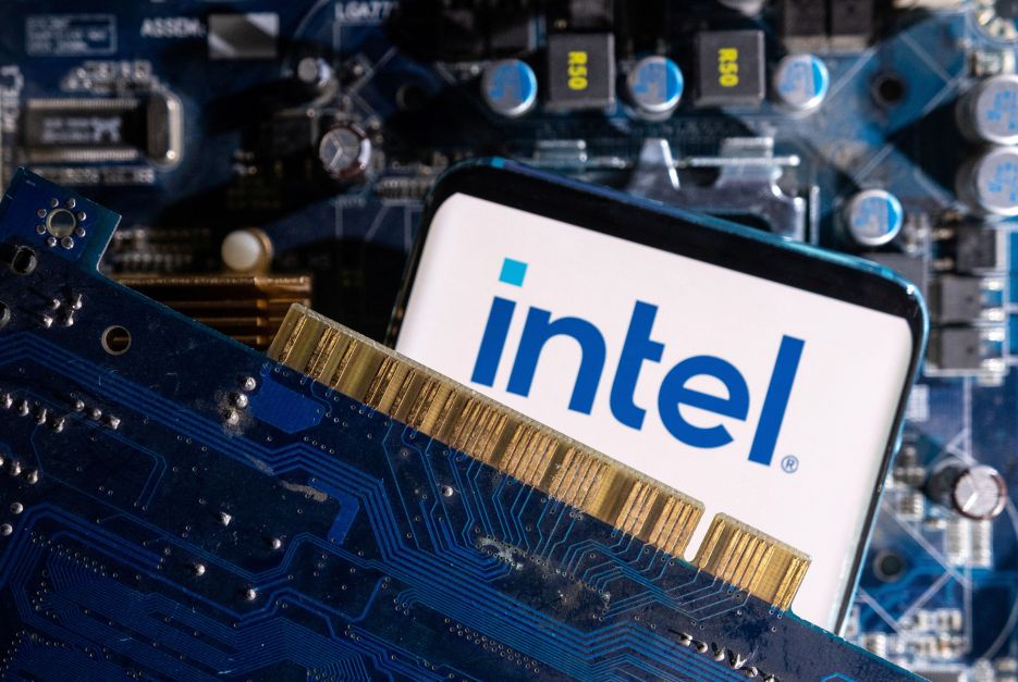 Intel registra queda histórica em meio a cortes de gastos e dificuldades com tendência de IA