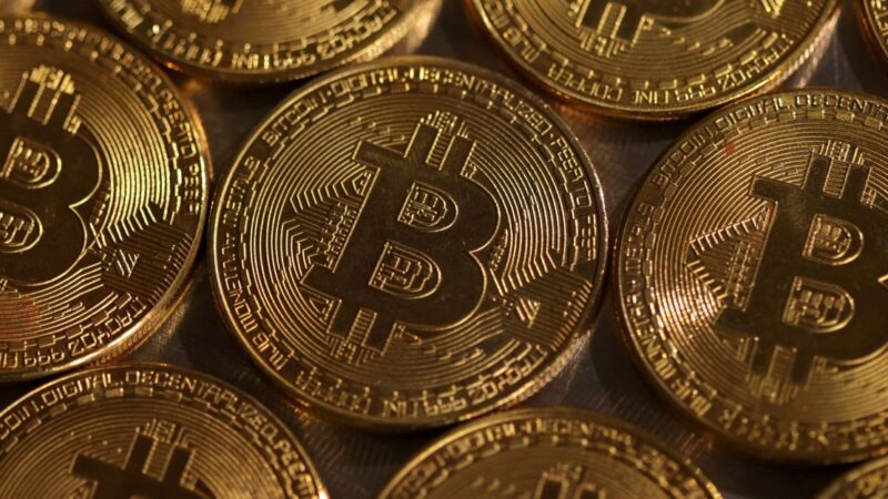 Bitcoin cai em ajuste e se mantém abaixo de US$ 100 mil