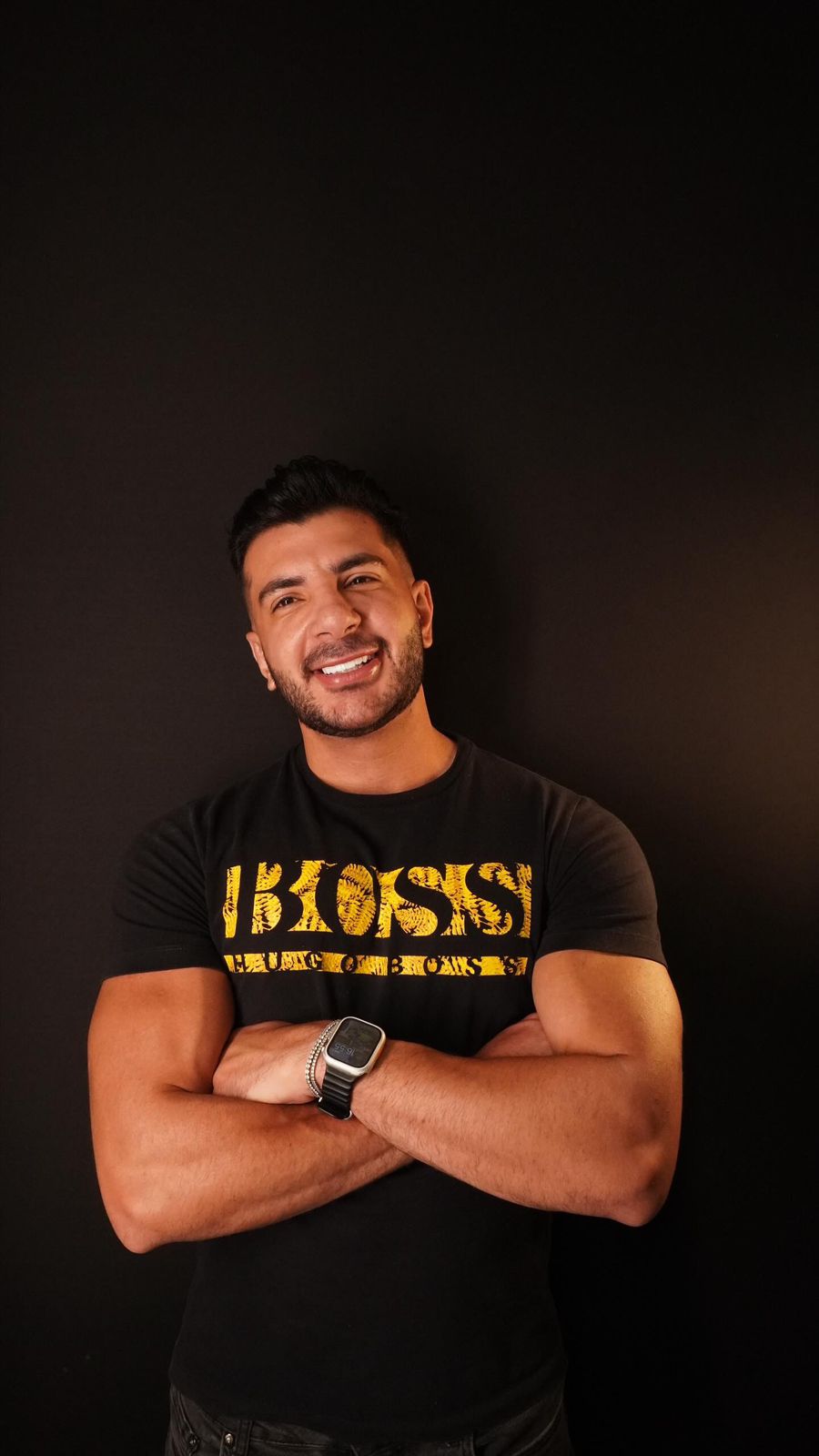 Com meio milhão de seguidores, influencer se lança na política e fala sobre nudes da ex: “errei”