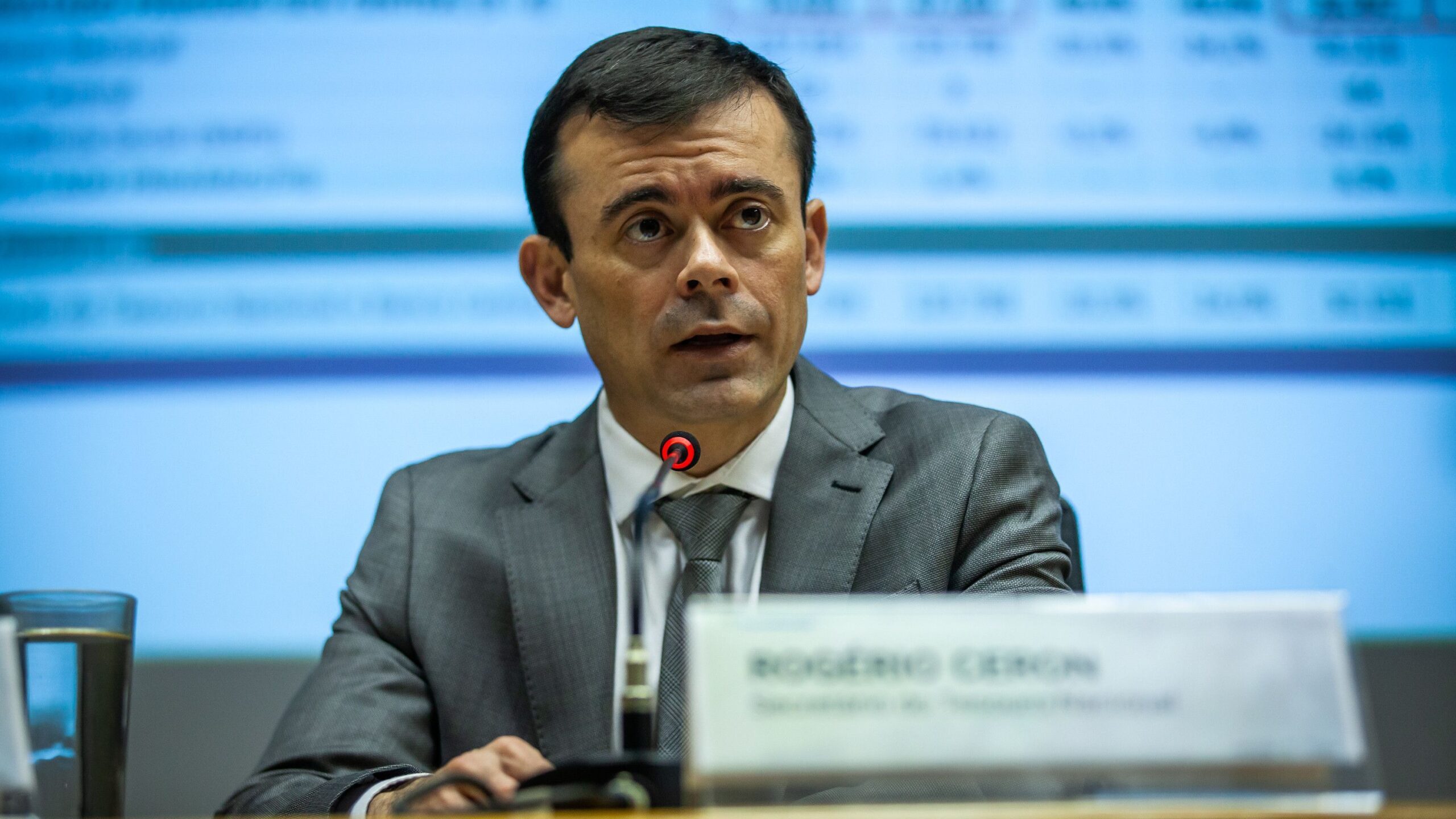 Caminhamos para fechar o ano na meta, diz secretário do Tesouro