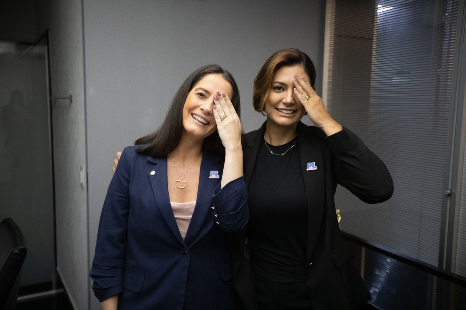 “Estamos crendo no milagre”, diz Michelle Bolsonaro após nova cirurgia da deputada Amália Barros