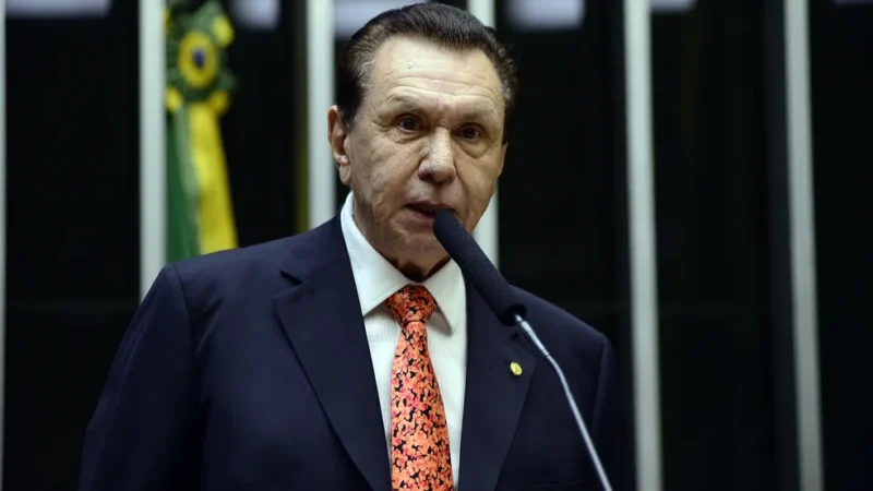 Ex-governador sai da UTI, mas permanece internado em hospital da capital