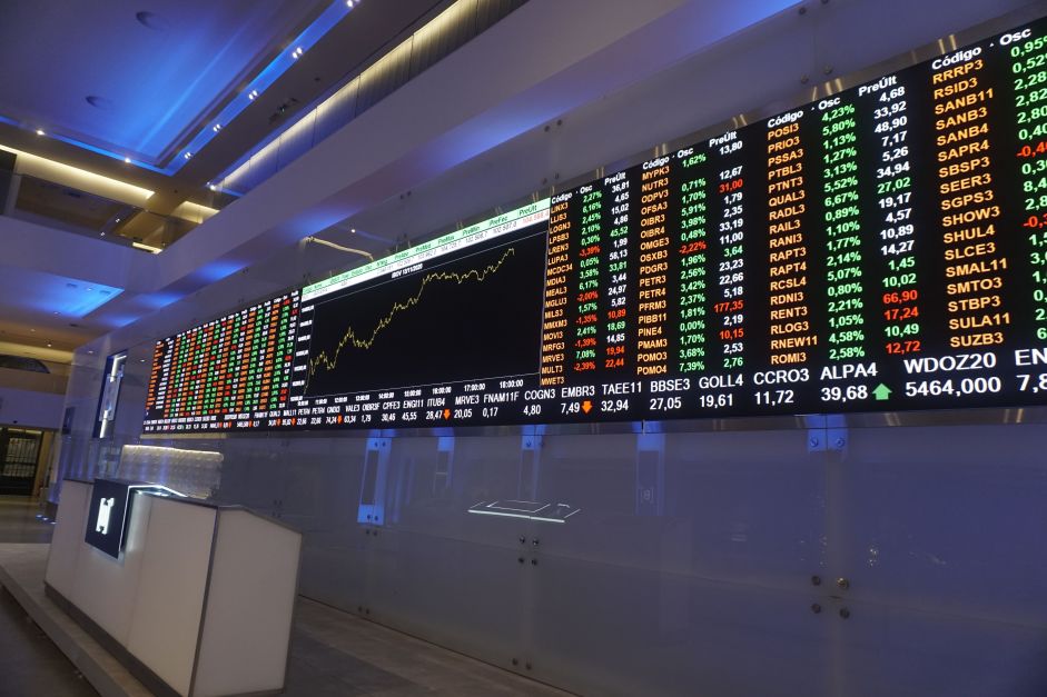 Ibovespa cai 1,05% aos 133.513 pontos; dólar sobe 0,55%