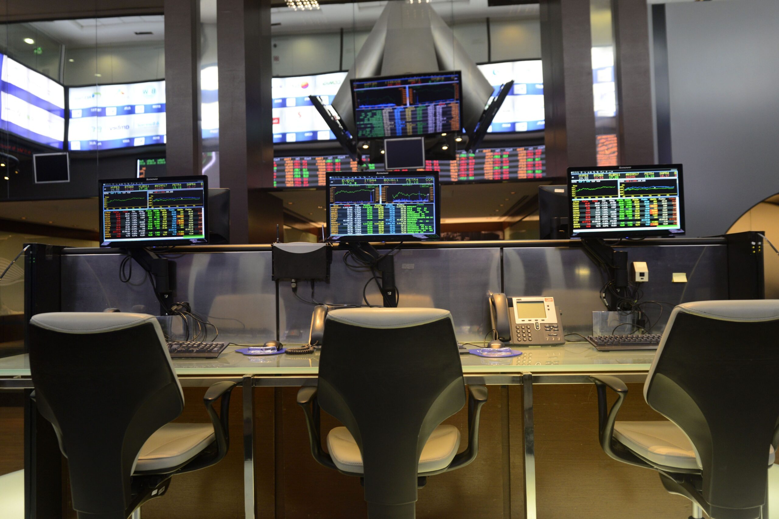 Bolsa tem melhor mês em 2024 após quebras de recorde; dólar fica estável em R$ 5,66