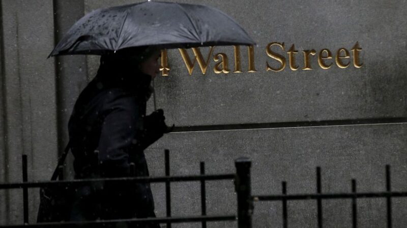 Ações em Wall Street renovam queda após novos dados do mercado de trabalho nos EUA