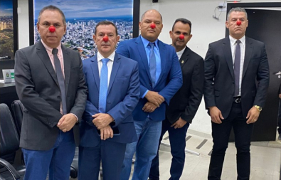 Oposição protesta com nariz de palhaço após base abandonar plenário e sessão ser suspensa