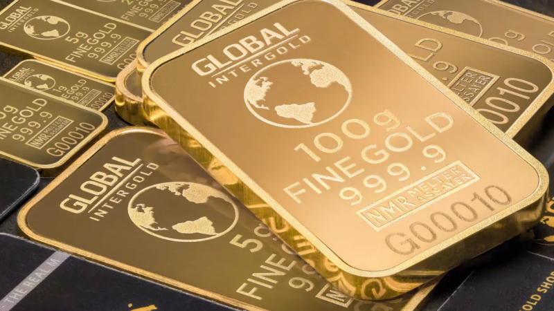Ouro recua à espera de decisões de juros desta semana