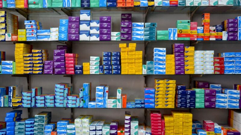 Pedido de supermercados para vender remédio provoca briga com farmácias