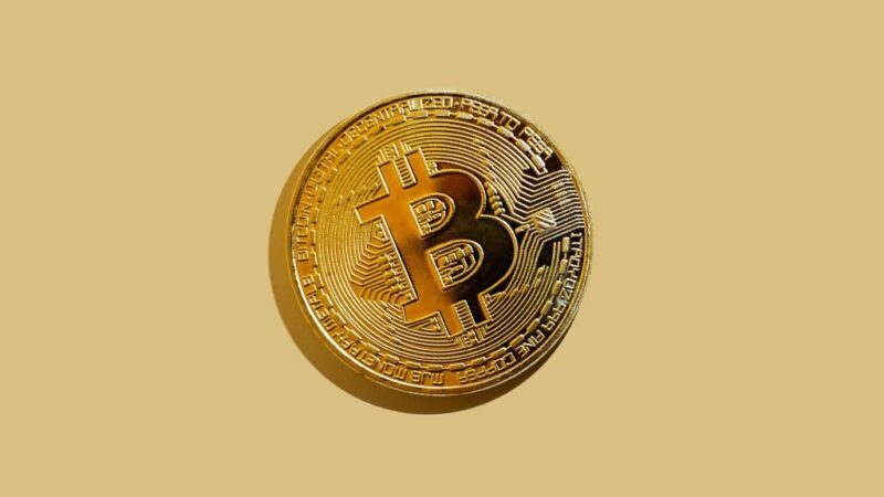 Bitcoin salta e se aproxima de US$ 60 mil com melhora dos mercados globais