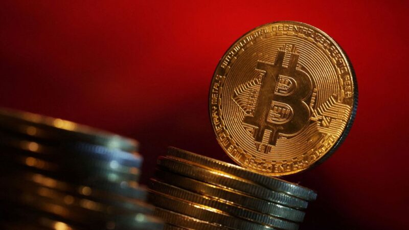 Bitcoin recua em sessão de aversão a riscos com Oriente Médio