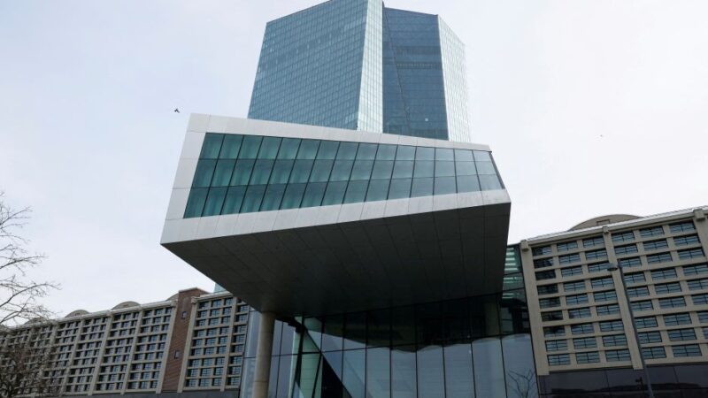 Membros do BCE sugerem mais cortes de juros em meio a otimismo com inflação