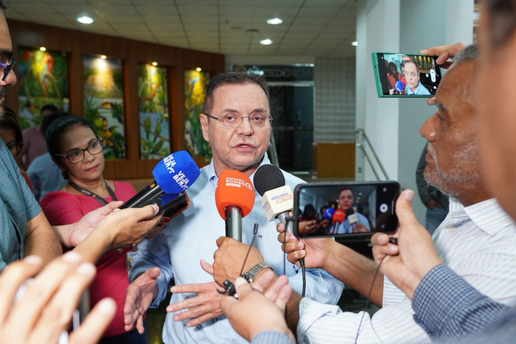 Botelho nega assédio de partidos por cargos e descarta lotear secretarias em troca de apoio para eleições