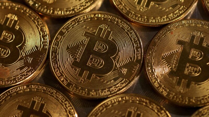 Bitcoin ensaia recuperação após derreter abaixo de US$ 93 mil