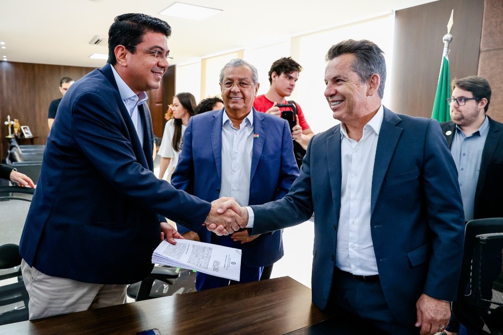 Governador assina convênio de R$ 20 milhões para asfaltar mais sete bairros em Várzea Grande