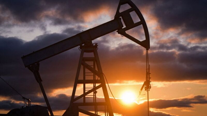 Petróleo amplia ganhos com demanda por viagens nos EUA e tensão no Oriente Médio