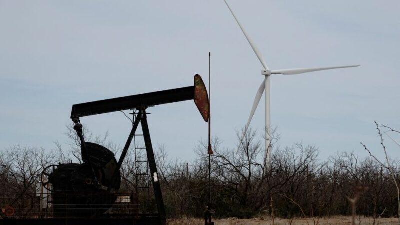 Petróleo fecha em alta após alívio global com dados de auxílio-desemprego nos EUA