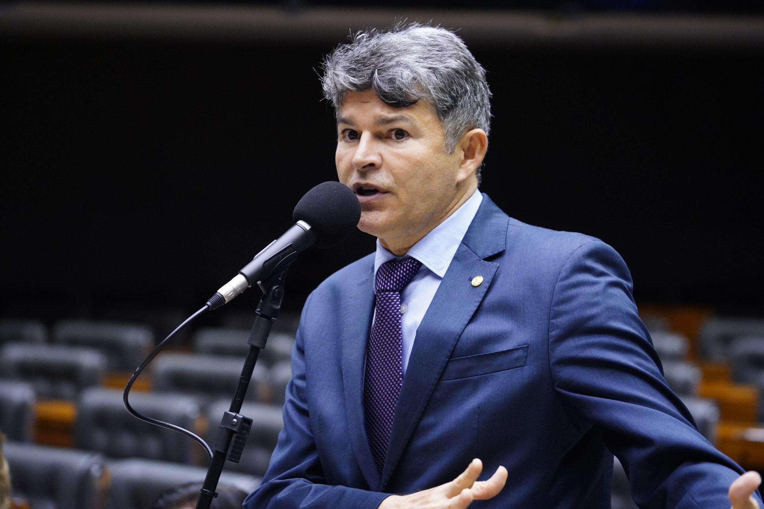 “Pode ter o carimbo de corrupto para sempre”, alerta Medeiros na Câmara ao cobrar esclarecimentos sobre o leilão do arroz