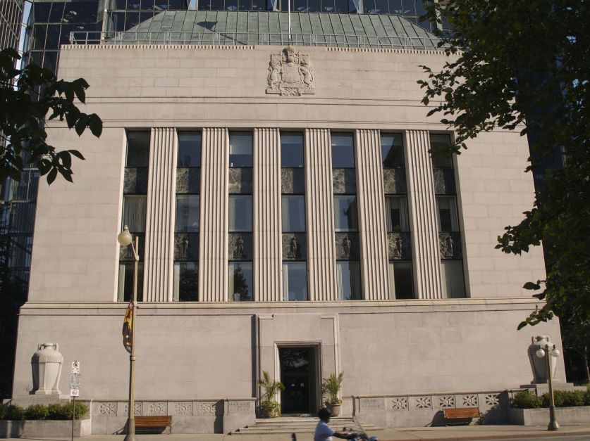 BC do Canadá reduz juros em 50 pb, a 3,25% ao ano, mas alerta sobre redução no ritmo de cortes