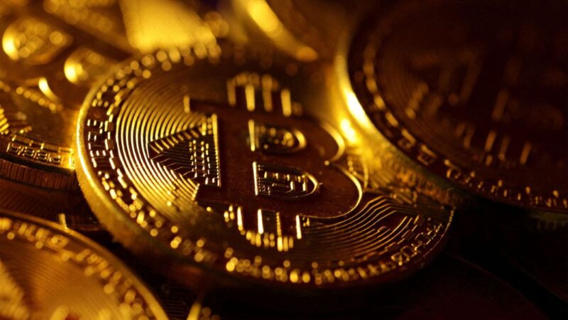 Bitcoin recua em direção oposta aos mercados globais