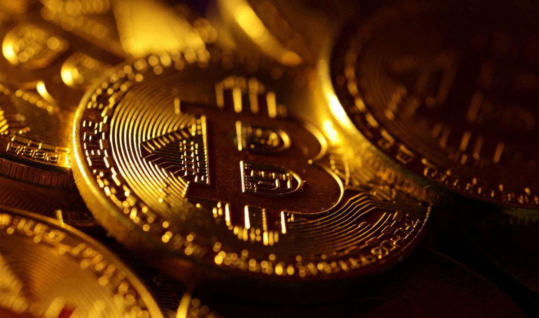 Bitcoin recua em direção oposta aos mercados globais