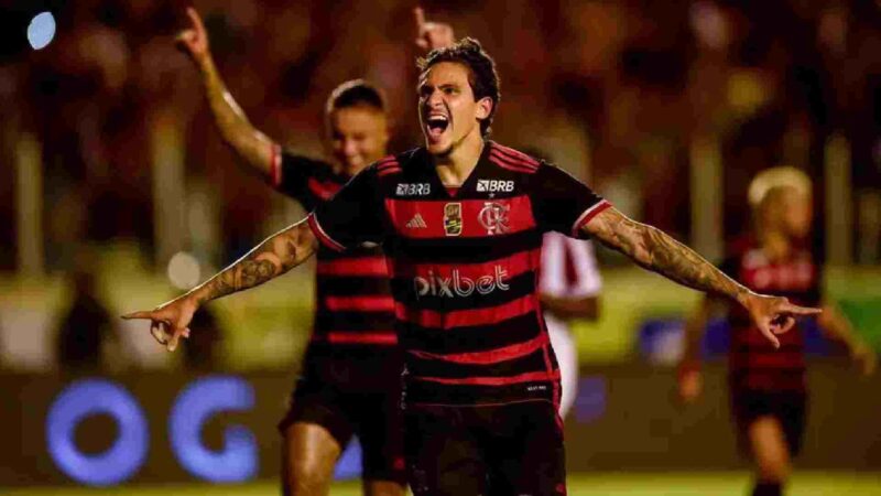 Flamengo vence Atlético-GO e assume a liderança do Brasileirão