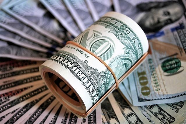 Crise de desconfiança fiscal explica saída recorde de dólares, diz economista ao CNN Money