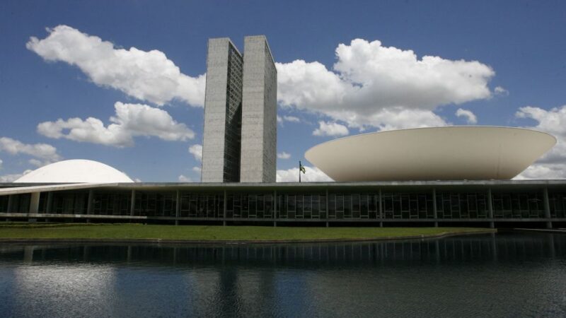 Mudanças no IR avançam no Congresso enquanto Fazenda adia “reforma“
