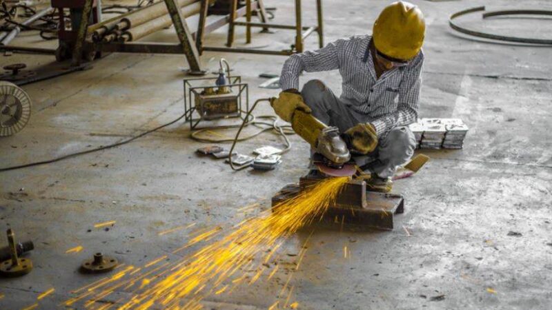 Expansão da indústria brasileira acelera em julho com melhora da demanda, mostra PMI