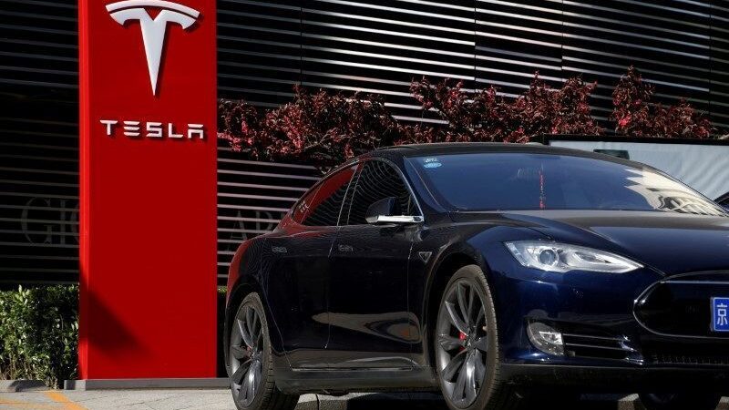 Tesla faz recall de mais de 1,8 milhão de veículos nos EUA por problema em software no capô