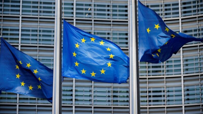 Índice de confiança do consumidor na zona do euro cai a -14,5 em dezembro