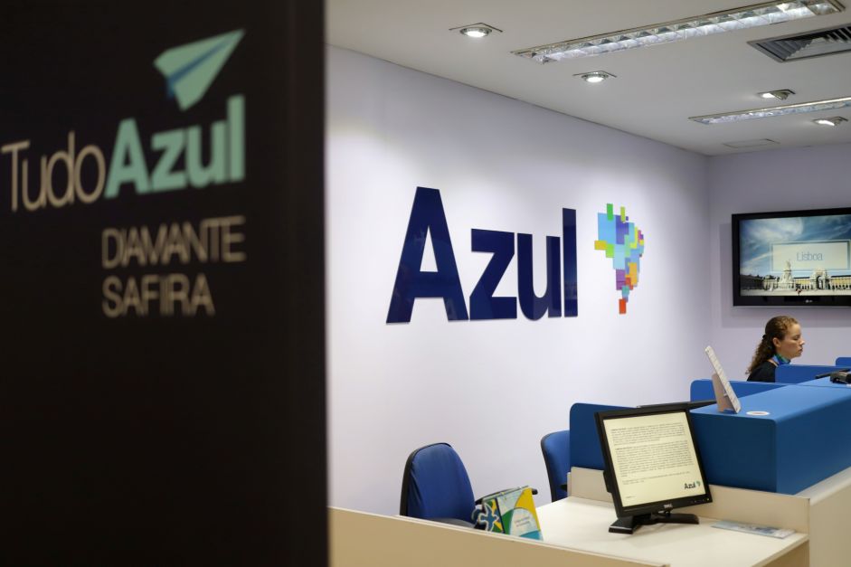 Ações da Azul recuam mais de 20% em meio a preocupações sobre dívida