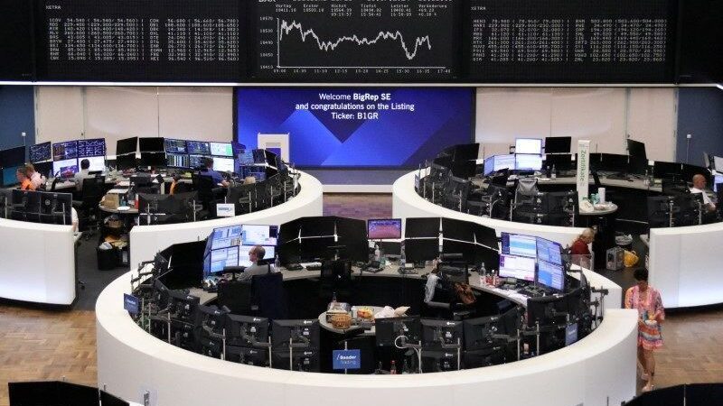 Ações na Europa sobem 1% com recuperação liderada por bancos