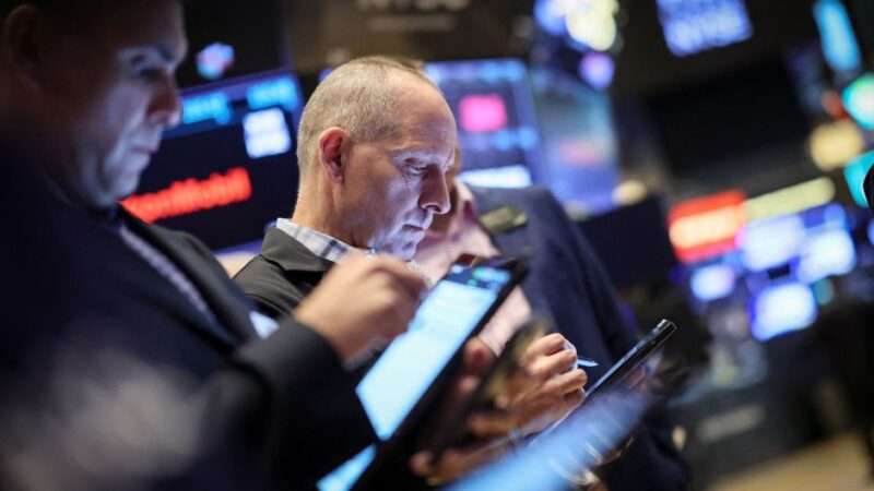 Bolsas dos EUA abrem em baixa com apostas de menos cortes de juros pelo Fed