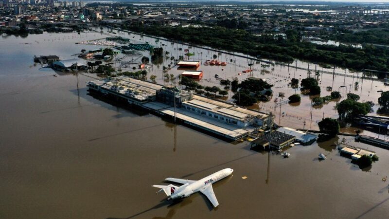 Aeroporto de Porto Alegre retomará operações após grandes enchentes