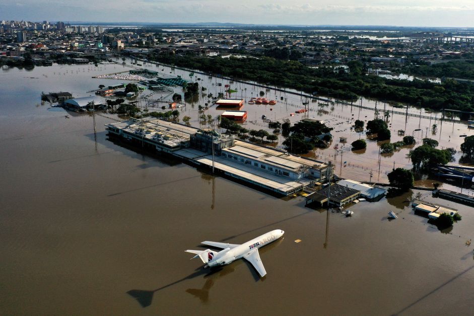 Aeroporto de Porto Alegre retomará operações após grandes enchentes