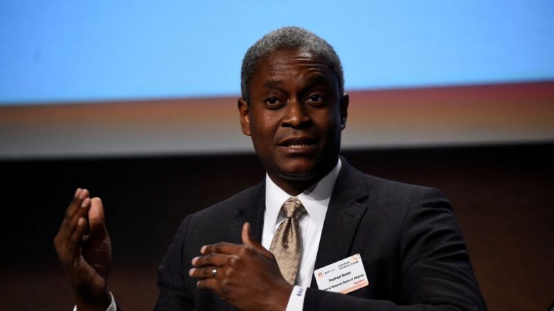 Bostic, do Fed, diz que precisa de “um pouco mais de dados“ para cortar juros