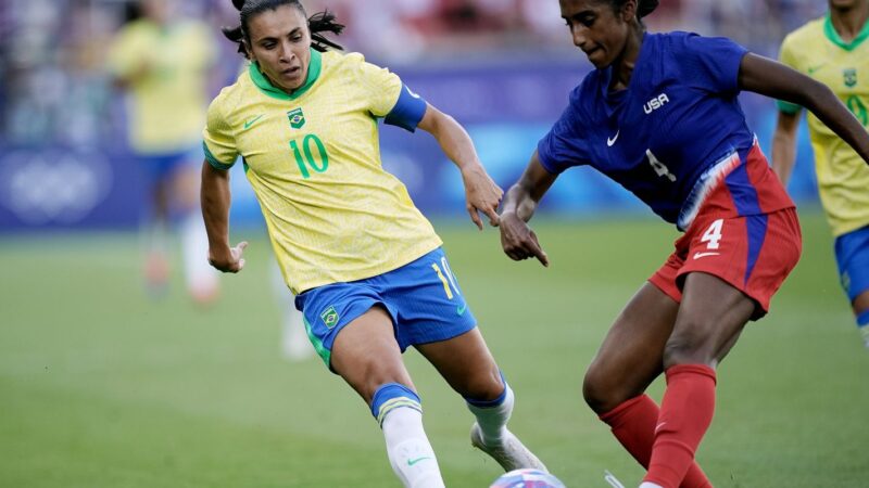 Brasil é prata no futebol feminino após revés contra EUA na final