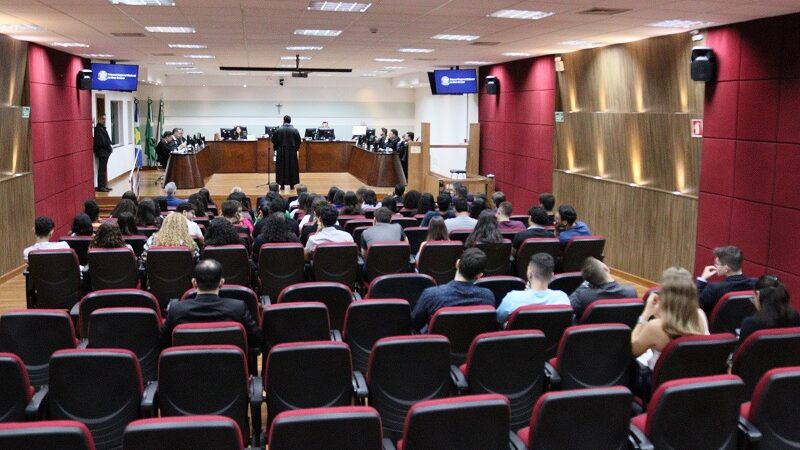 Cerca de 100 estudantes de Direito da UFMT participam de sessão plenária do TRE-MT – Jornal Advogado – Em Mato Grosso