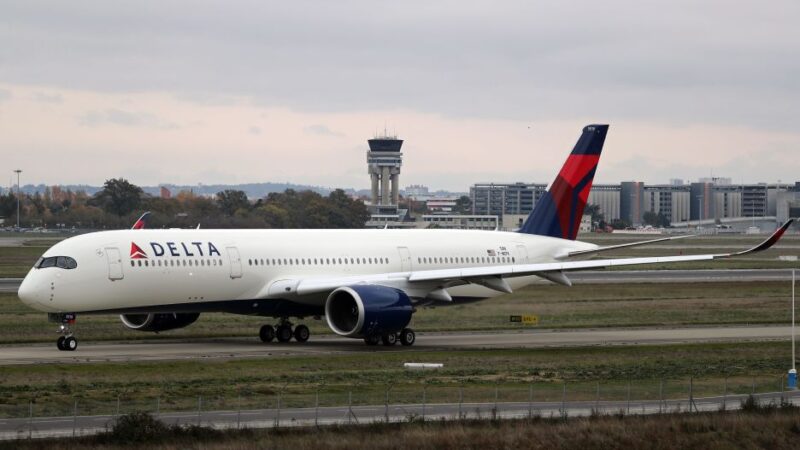 Companhias aéreas ocidentais estão cortando voos à China retomados após pandemia; entenda