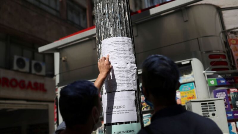 Desemprego cai a 6,8% no trimestre encerrado em julho, diz IBGE
