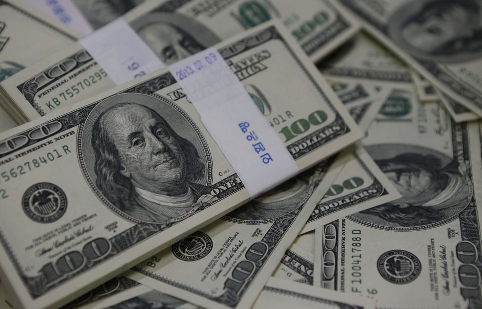 Dólar abre em queda à espera de dados de inflação dos EUA