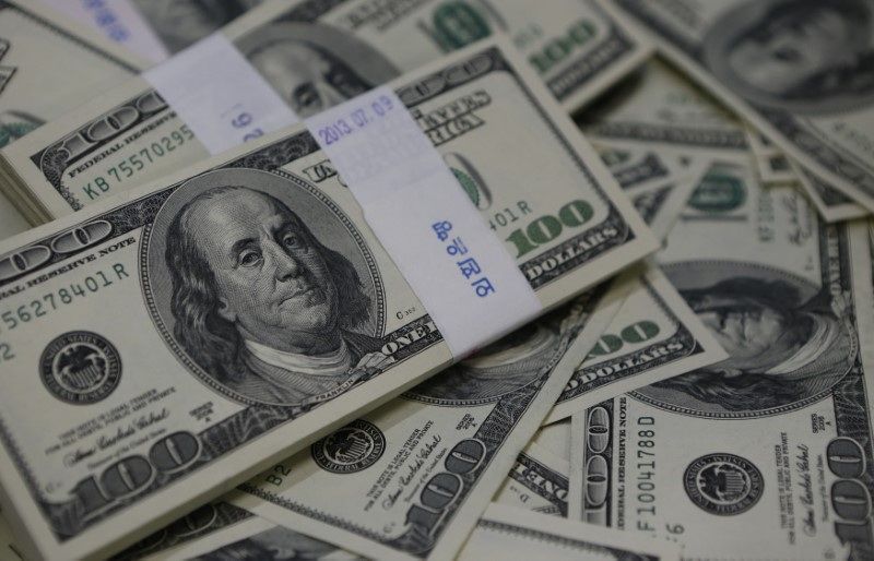 Dólar tem leve queda na espera por novos dados dos EUA