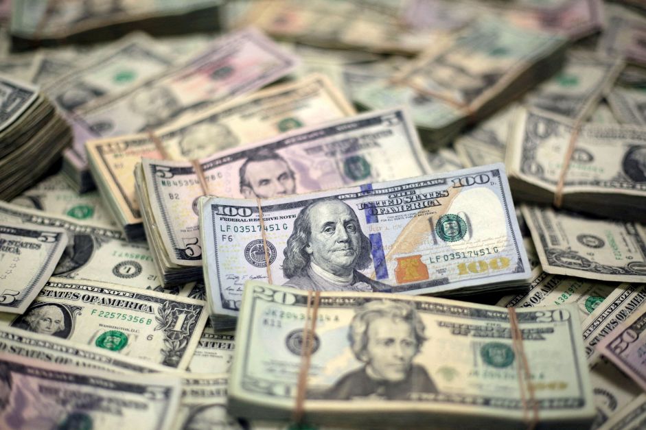 Dólar vai a R$ 5,62 e bolsa recua com dados fortes nos EUA e realização de lucros