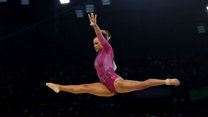 Fora do pódio: Rebeca termina em 4º e Biles em 5º quinto na trave