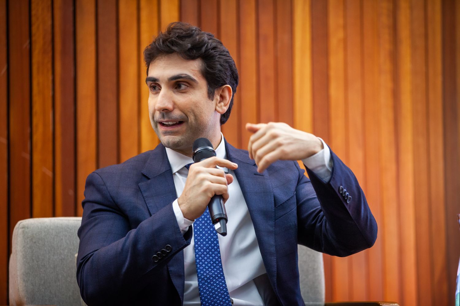 Galípolo diz que BC não está “encurralado” e que “posição difícil“ é inflação fora da meta
